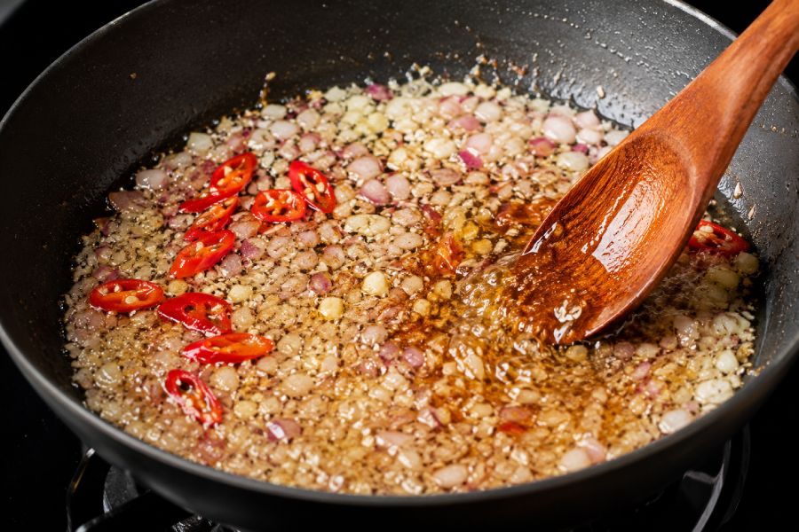 Phần sốt mắm tỏi ớt được nấu sánh nhẹ trước khi rim cùng cá. Ảnh: Thùy Linh