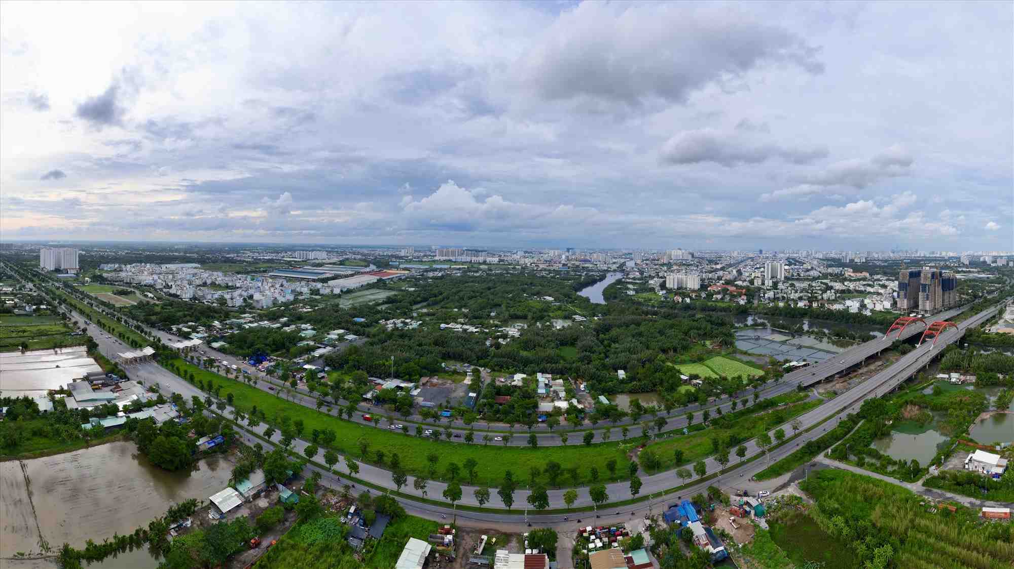 Đề xuất xây dựng đường trên cao 6 làn xe trên dải đất trống giữa đường Nguyễn Văn Linh. Ảnh: Anh Tú
