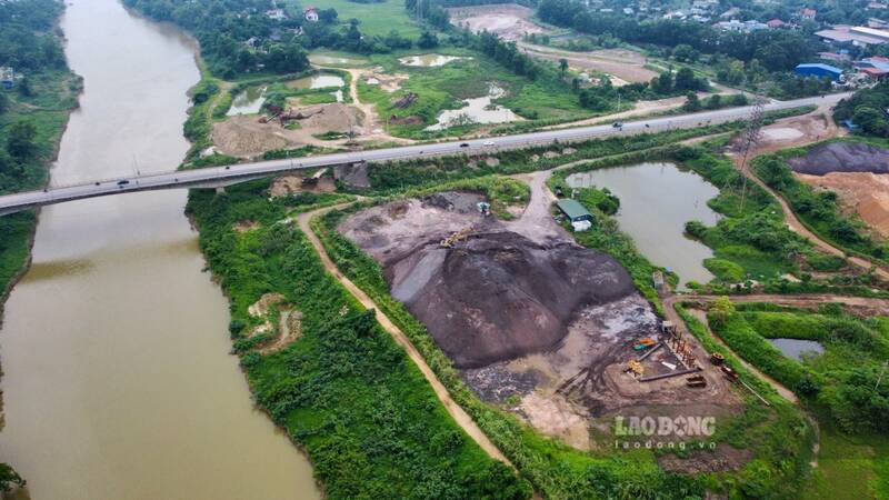 Worry about pollution from open storage yards. Photo: Viet Bac