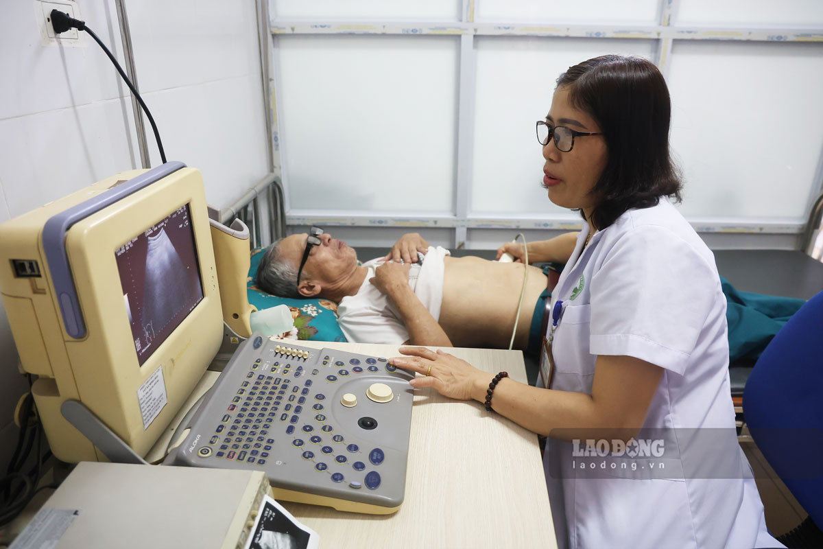 People in island communes in Hanoi hope that health stations will be invested in to reduce the scene of going far for medical examinations