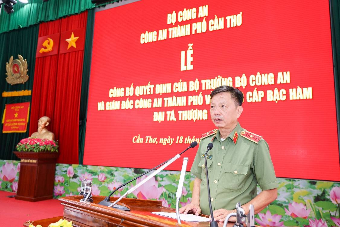 Thiếu tướng Huỳnh Việt Hòa - Giám đốc Công an TP Cần Thơ phát biểu chúc mừng tại buổi lễ. Ảnh: Công an Cần Thơ