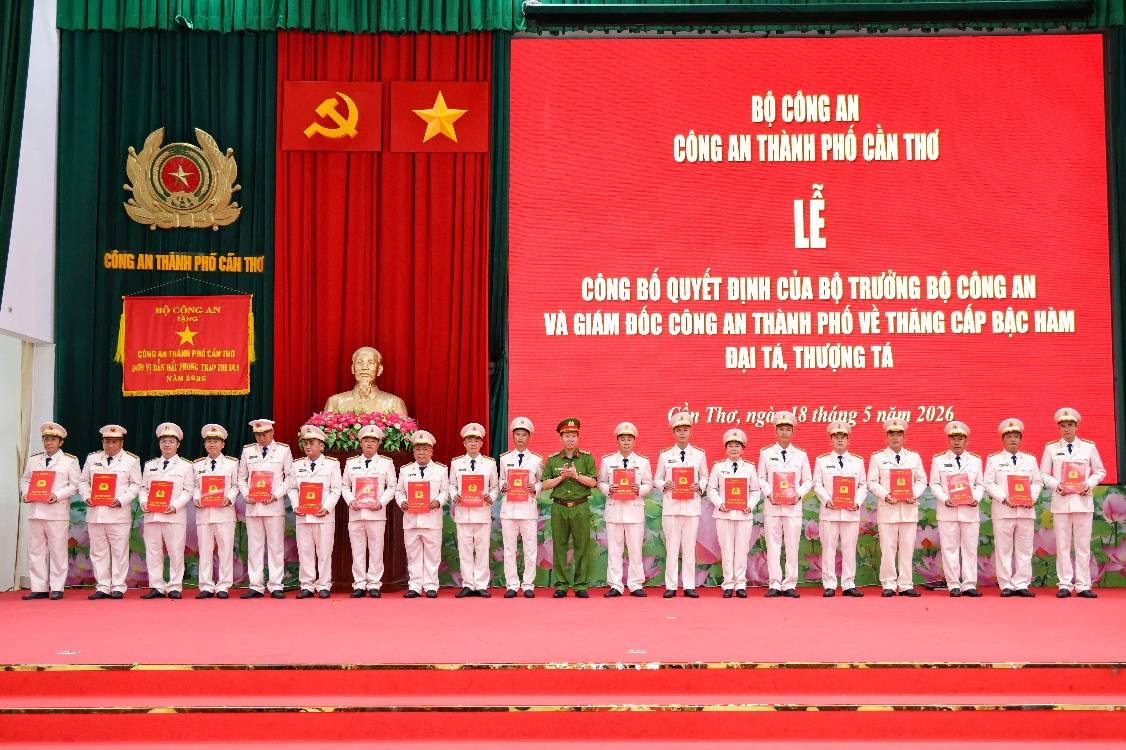Đại tá Trần Hoàng Độ - Phó Giám đốc Công an TP Cần Thơ trao Quyết định thăng cấp bậc hàm Thượng tá cho Trưởng Công an cấp xã, Đội trưởng và tương đương. Ảnh: Công an Cần Thơ