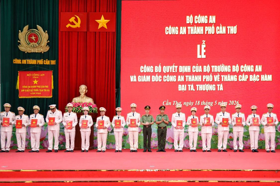 Đại tá Huỳnh Hoài Hận - Phó Giám đốc Công an TP Cần Thơ và Đại tá Nguyễn Thanh Bình - Phó Giám đốc Công an TP Cần Thơ trao Quyết định thăng cấp bậc hàm Thượng tá cho Trưởng Công an cấp xã, Đội trưởng và tương đương. Ảnh: Công an Cần Thơ