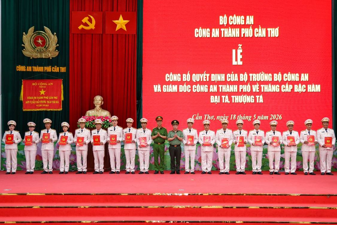 Đại tá Bùi Đức An - Phó Giám đốc Công an TP Cần Thơ và Đại tá Nguyễn Văn Thắng - Phó Giám đốc Công an TP Cần Thơ trao Quyết định thăng cấp bậc hàm Thượng tá cho Trưởng Công an cấp xã, Đội trưởng và tương đương. Ảnh: Công an Cần Thơ