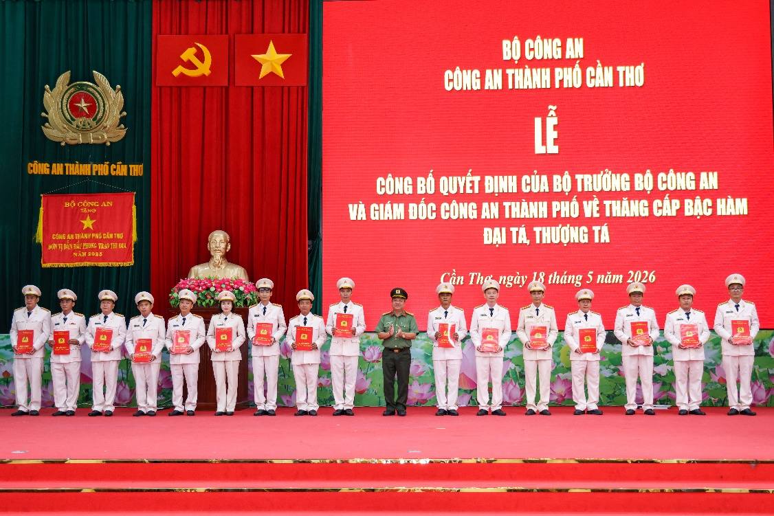 Đại tá Nguyễn Thanh Tràng - Phó Giám đốc Công an TP Cần Thơ trao Quyết định thăng cấp bậc hàm Thượng tá cho Trưởng Công an cấp xã, Đội trưởng và tương đương. Ảnh: Công an Cần Thơ