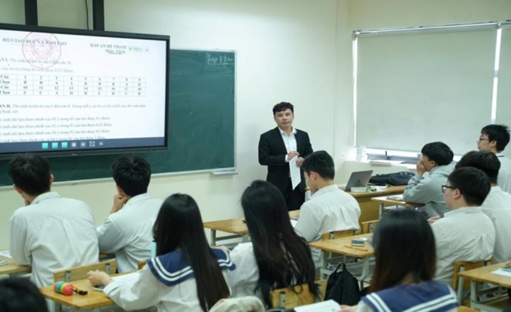 Ensuring that all stages of the 2026 high school graduation and university entrance exams are supervised and checked according to regulations. In the photo, 12th grade students of Luong The Vinh Secondary & High School during tutoring hours. Photo: Tuong Van