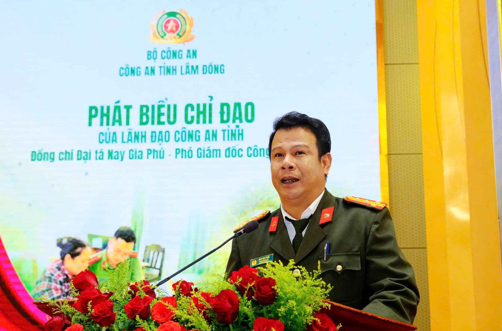 Đại tá Nay Gia Phú - Phó Giám đốc Công an tỉnh Lâm Đồng phát biểu tại lễ ra quân. Ảnh: Phúc Khánh
