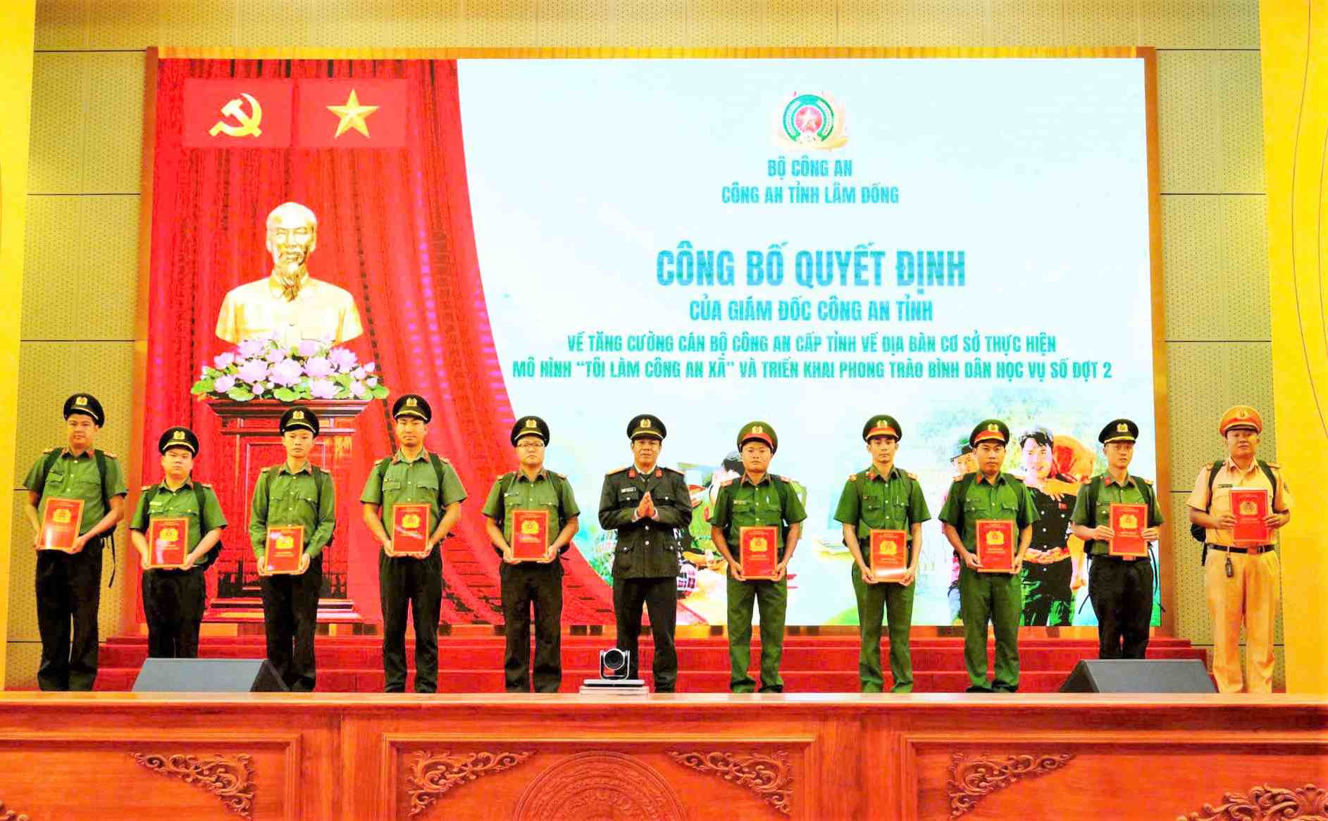 Lãnh đạo Công an tỉnh trao quyết định cho các cán bộ, chiến sĩ tham gia mô hình “Tôi làm công an xã“. Ảnh: Thần Hy