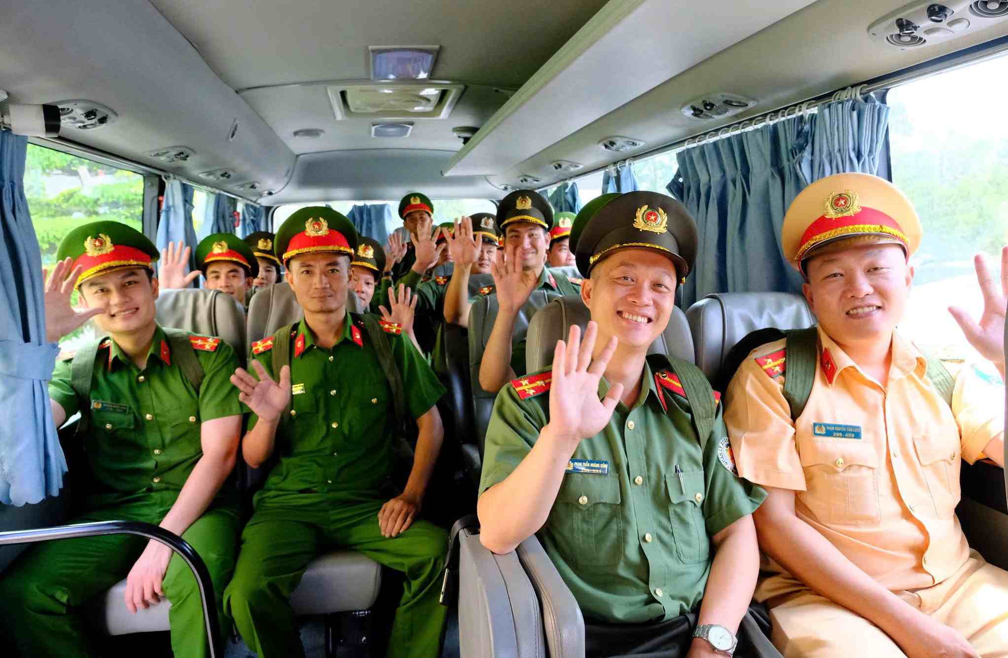 Officials and soldiers of Lam Dong Provincial Police return to the commune to receive their assignments. Photo: Than Hy