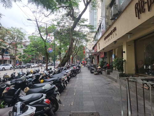 Hà Nội tính cho thuê vỉa hè nhưng vẫn phải ưu tiên người đi bộ. Ảnh: Minh Hạnh 