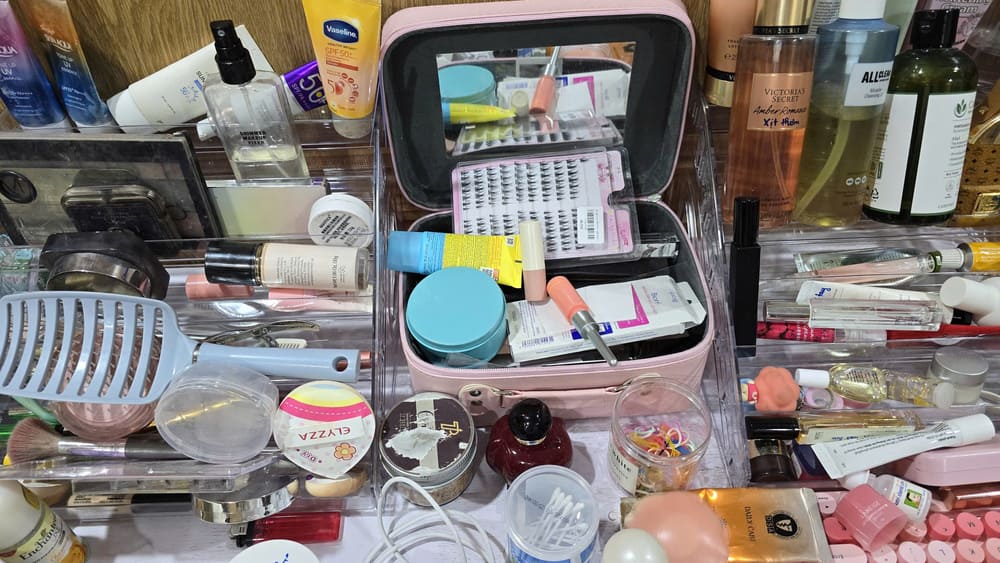Makeup is one of the reasons why the bedroom is always messy. Photo: Tuan Dat