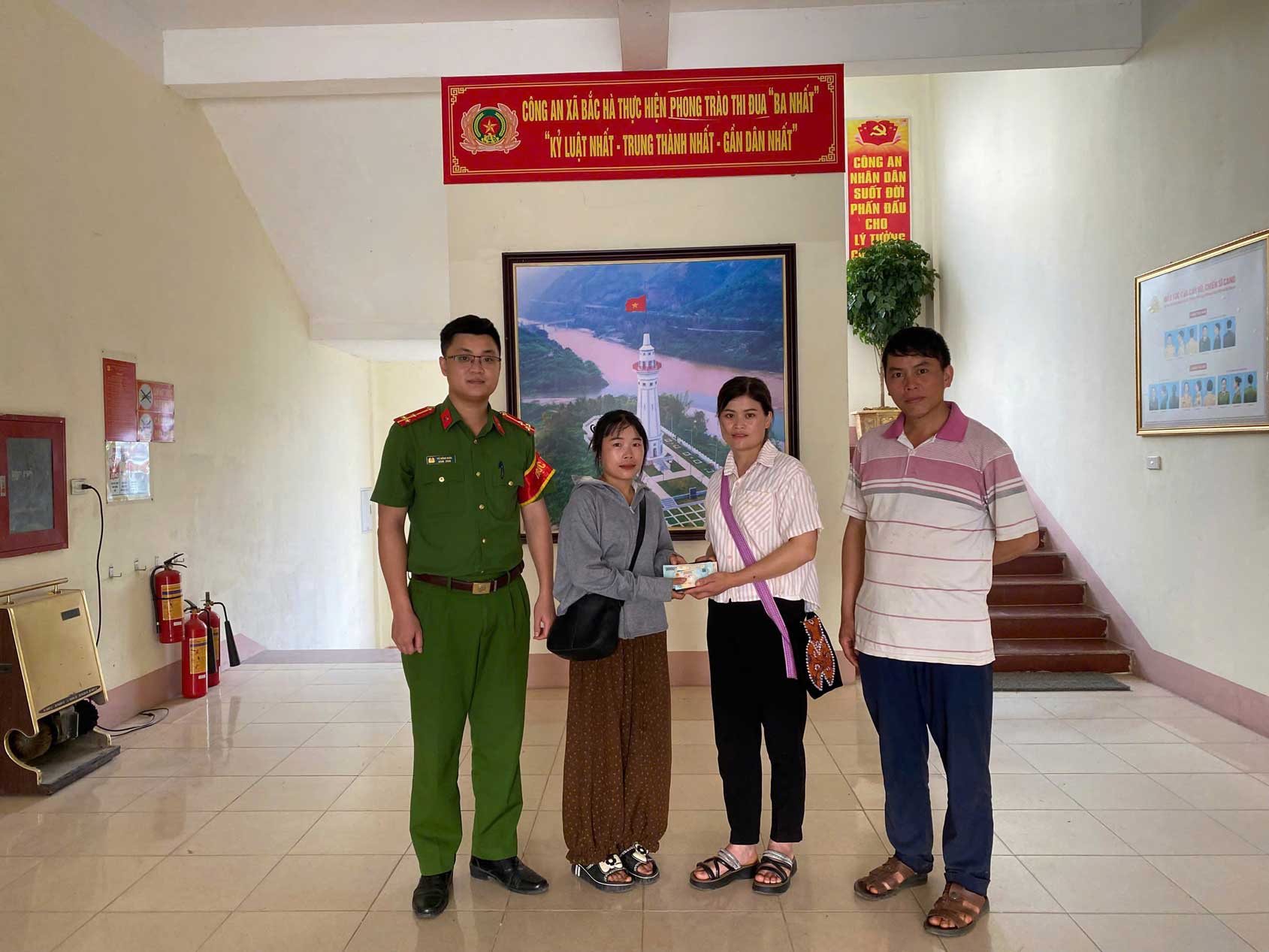 Người dân xã Bắc Hà nhận lại tài sản đánh rơi với sự hỗ trợ của lực lượng Công an xã. Ảnh: Công an Lào Cai