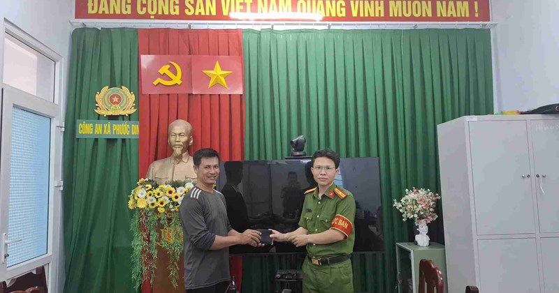 Công an Khánh Hòa trả lại ví, giấy tờ cho người đánh rơi