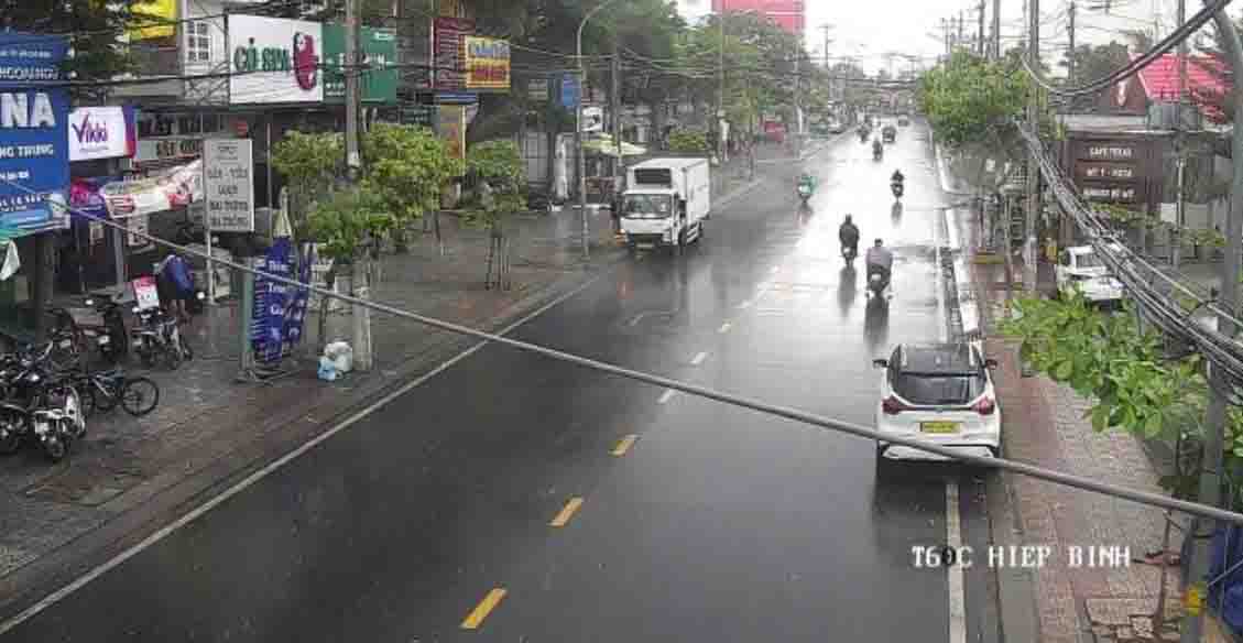 People in Ho Chi Minh City struggle to move under heavy rain with strong gusts of wind. Photo: UDI Maps