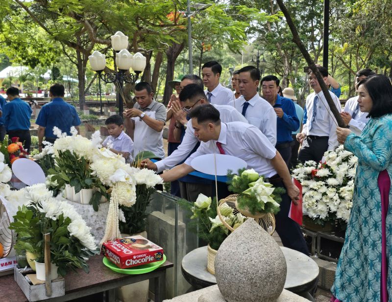 Các đoàn viên, công nhân lao động ưu tú dâng hương, dâng hoa các anh hùng, liệt sĩ hi sinh tại Côn Đảo. Ảnh: Nam Dương