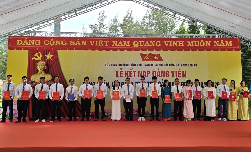 Các công nhân lao động trực tiếp được kết nạp Đảng. Ảnh: Nam Dương