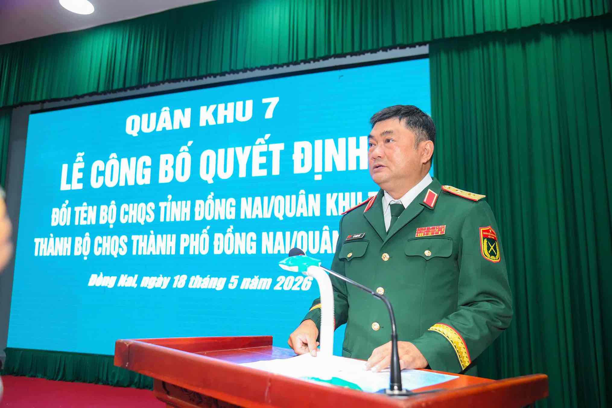 Trung tướng Lê Xuân Thế, Ủy viên Trung ương Đảng, Tư lệnh Quân khu 7 phát biểu tại buổi lễ. Ảnh: HAC