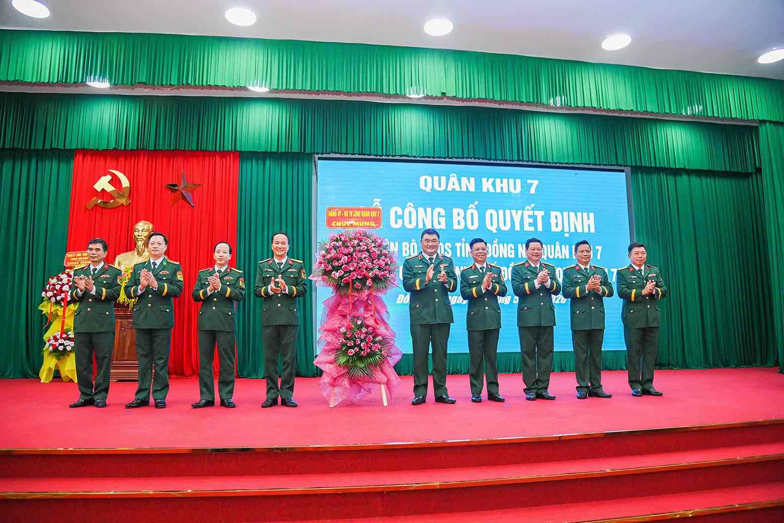 Thủ trưởng Quân khu 7 tặng hoa chúc mừng Bộ Chỉ huy Quân sự thành phố Đồng Nai. Ảnh: Bộ CHQS thành phố Đồng Nai