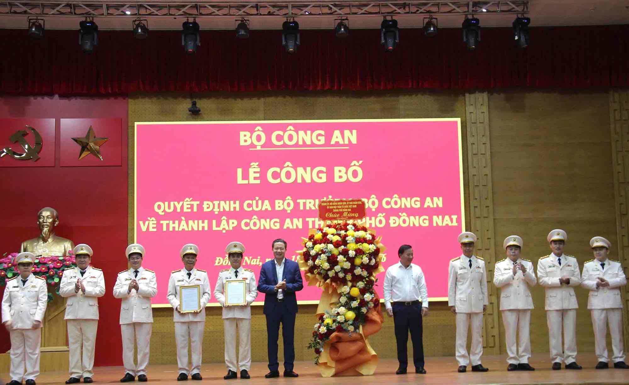 Ông Vũ Hồng Văn, Ủy viên Trung ương Đảng, Bí thư Thành ủy, Trưởng đoàn Đại biểu Quốc hội thành phố Đồng Nai; ông Nguyễn Văn Út, Phó Bí thư Thành ủy, Chủ tịch UBND thành phố Đồng Nai tặng hoa chúc mừng Công an thành phố Đồng Nai. Ảnh: HAC