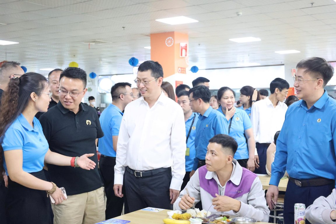 Phó Bí thư tỉnh ủy Bắc Ninh Trần Huy Phương cùng các thành viên trong đoàn thăm hỏi, động viên công nhân tại bữa cơm công đoàn. Ảnh: Quyết Chiến