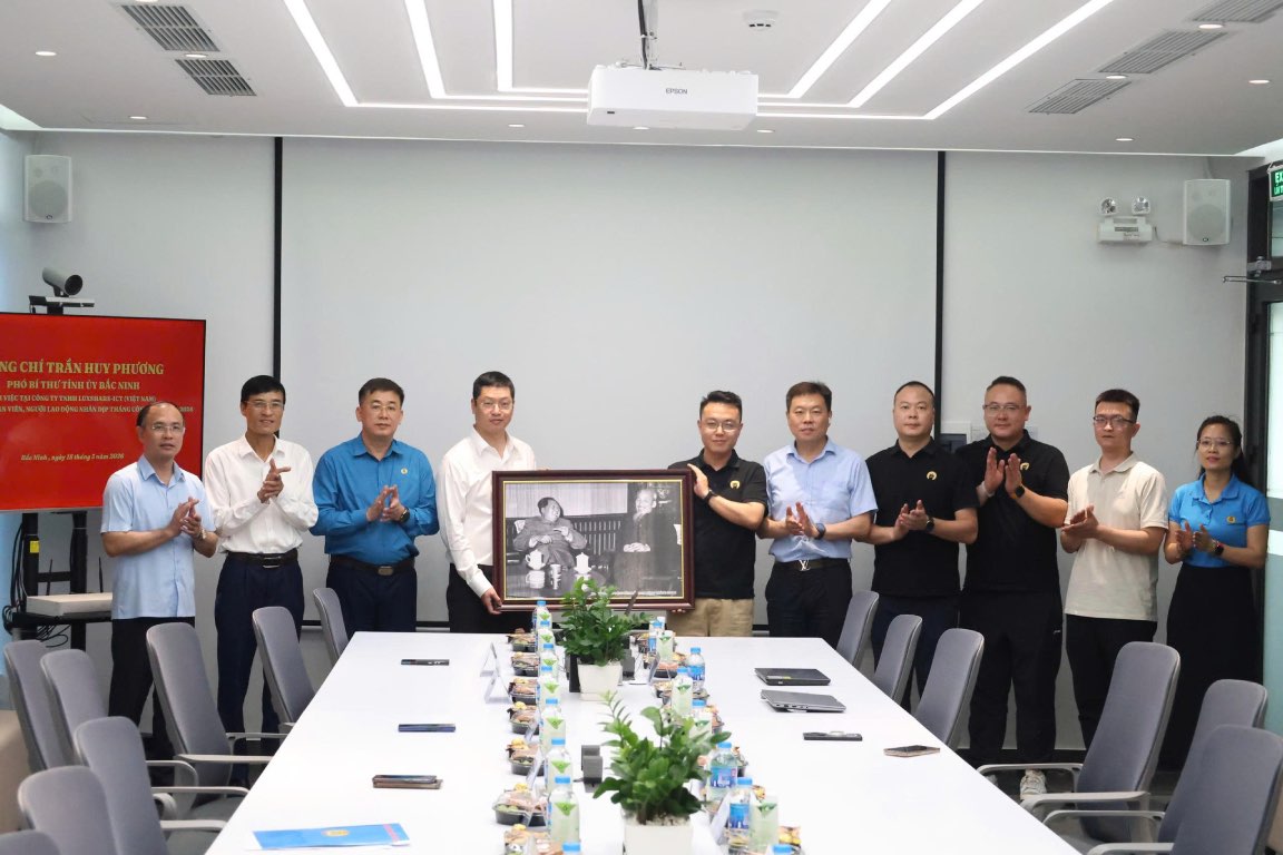 Phó Bí thư Tỉnh ủy Trần Huy Phương tặng doanh nghiệp bức ảnh tư liệu về khoảnh khắc thân mật giữa Chủ tịch Hồ Chí Minh và Chủ tịch Mao Trạch Đông - thể hiện tình đoàn kết, hữu nghị giữa hai nước Việt Nam - Trung Quốc. Ảnh: Quyết Chiến