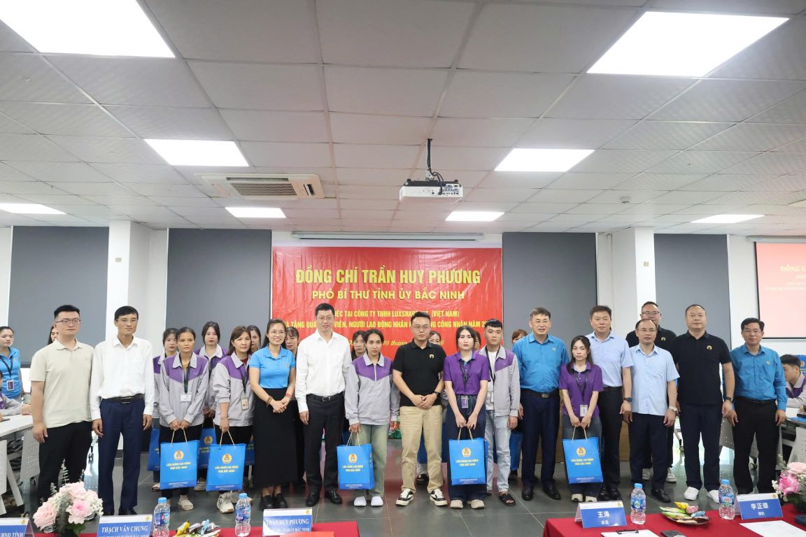 Deputy Secretary of Bac Ninh Provincial Party Committee Tran Huy Phuong (5th, top row from left to right) and delegates, business leaders, grassroots trade unions present gifts to workers in difficult circumstances. Photo: Quyet Chien