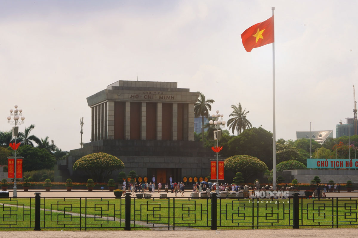 Lăng Bác và khu vực Quảng trường Ba Đình trong những ngày tháng 5 lịch sử trở thành điểm hội tụ tình cảm và lòng biết ơn vô hạn của đồng bào cả nước hướng về vị Cha già dân tộc.