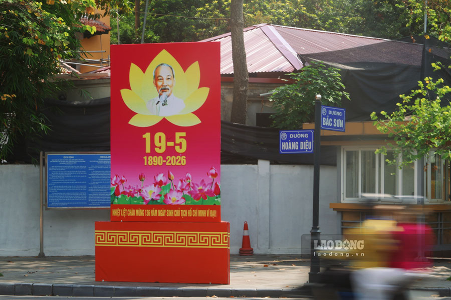 Trên nhiều tuyến phố, các mô hình, banner cỡ lớn được đặt trang trọng, với hình ảnh Chủ tịch Hồ Chí Minh giản dị.