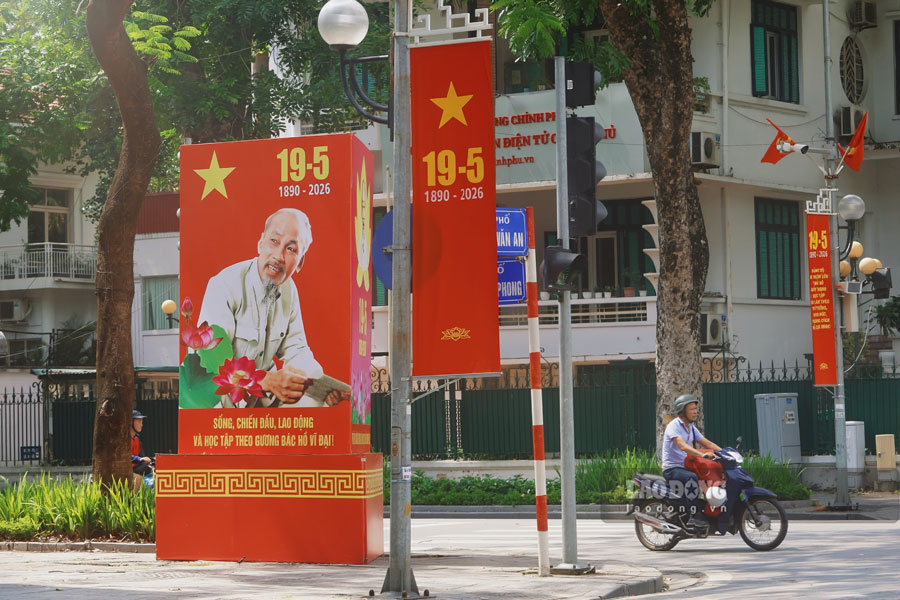 Banner lớn được đặt tại ngã tư