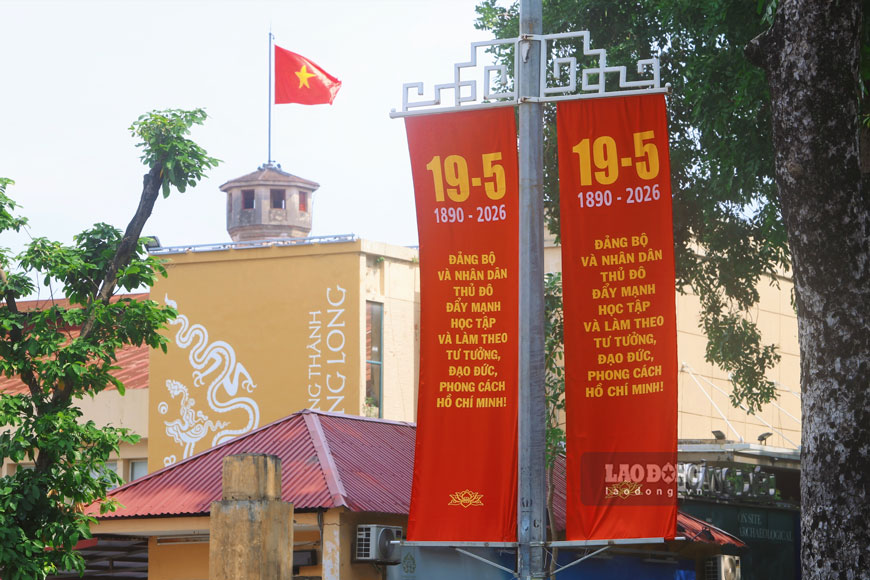 Nhiều tuyến phố khác như Điện Biên Phủ, Hoàng Diệu, Phan Đình Phùng, Chu Văn An... được trang hoàng rực rỡ với loạt băng rôn đỏ nổi bật.