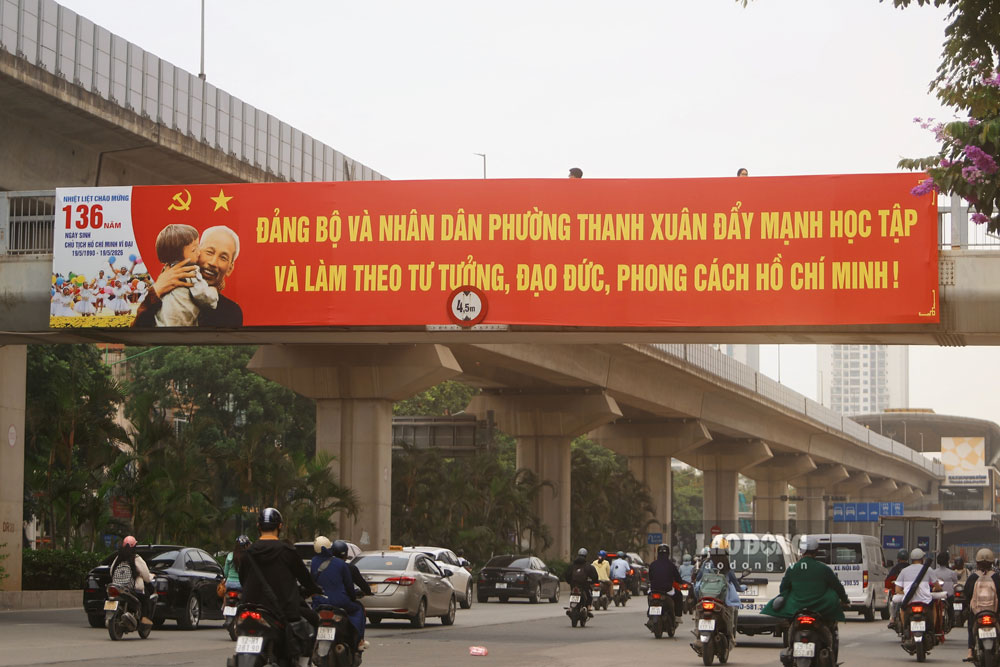 Banner khổ lớn được treo dọc cầu đi bộ trên tuyến đường Nguyễn Trãi.