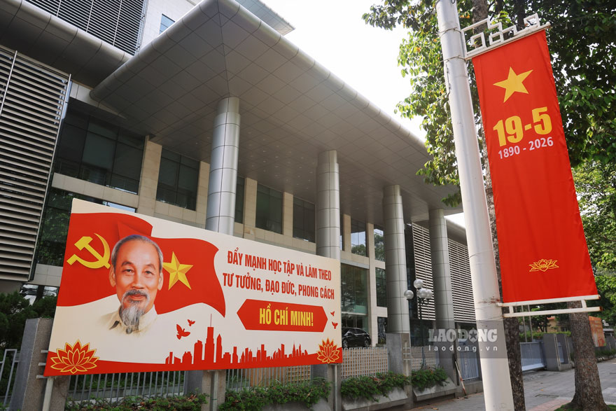 Hanoi is brilliant with flags and flowers to celebrate the 136th anniversary of President Ho Chi Minh's birth