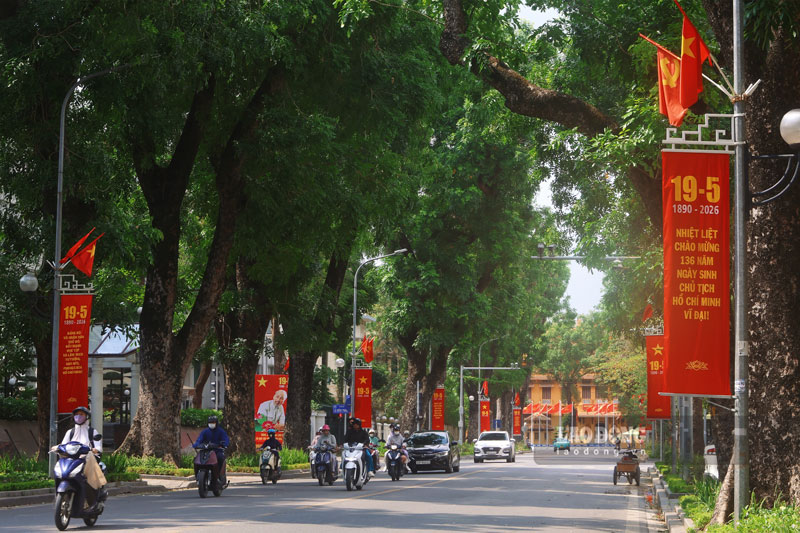 Những ngày tháng 5, hòa trong cái nắng vàng của mùa hè, khắp các tuyến phố tại Hà Nội đã khoác lên mình màu áo mới, rực rỡ đón mừng kỷ niệm 136 năm ngày sinh Chủ tịch Hồ Chí Minh.