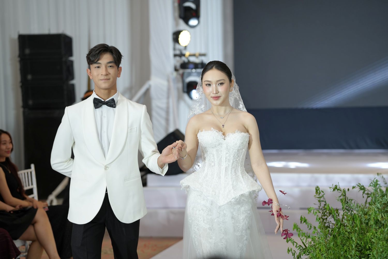 Wedding dress designs presented at the exhibition attracted the attention of couples. Photo: Khanh Hoa