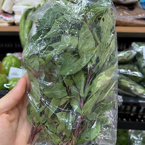 Basil contains many antioxidant compounds such as flavonoids and eugenol, which have the potential to support liver detoxification. Photo: Quang Minh