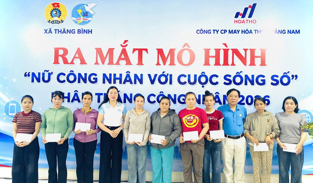 Thang Binh Commune Trade Union has presented 33 gifts to workers in difficult circumstances in the area, with a total support value of 28 million VND for union members in difficult circumstances. Photo: Thang Binh Trade Union