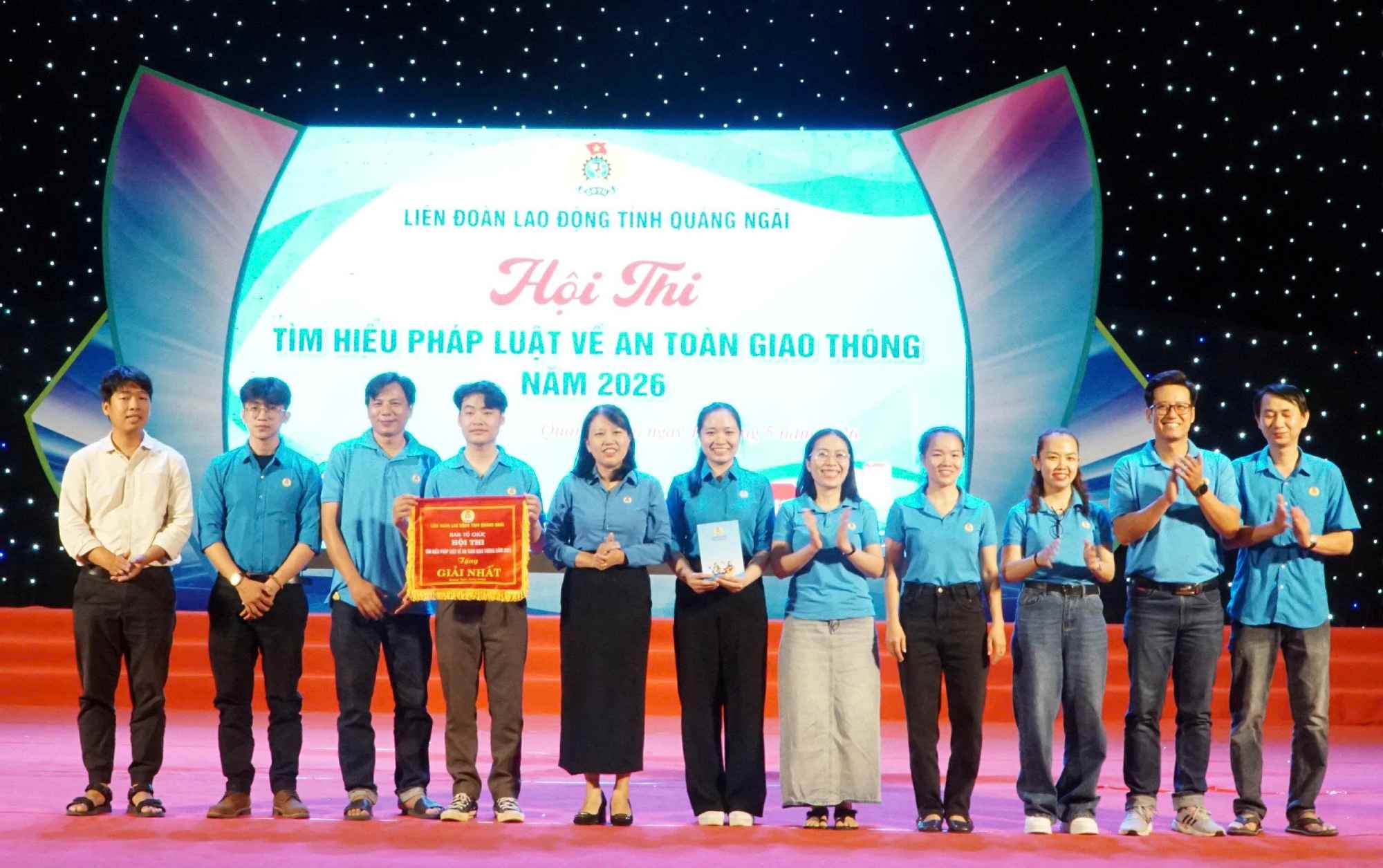 Awarding the First Prize to the Grassroots Trade Union team of VSIP Quang Ngai Co., Ltd. Photo: Quoc Chinh