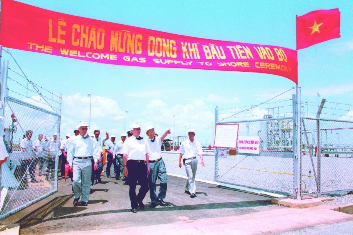 Sự kiện chào mừng dòng khí đầu tiên vào bờ năm 1995