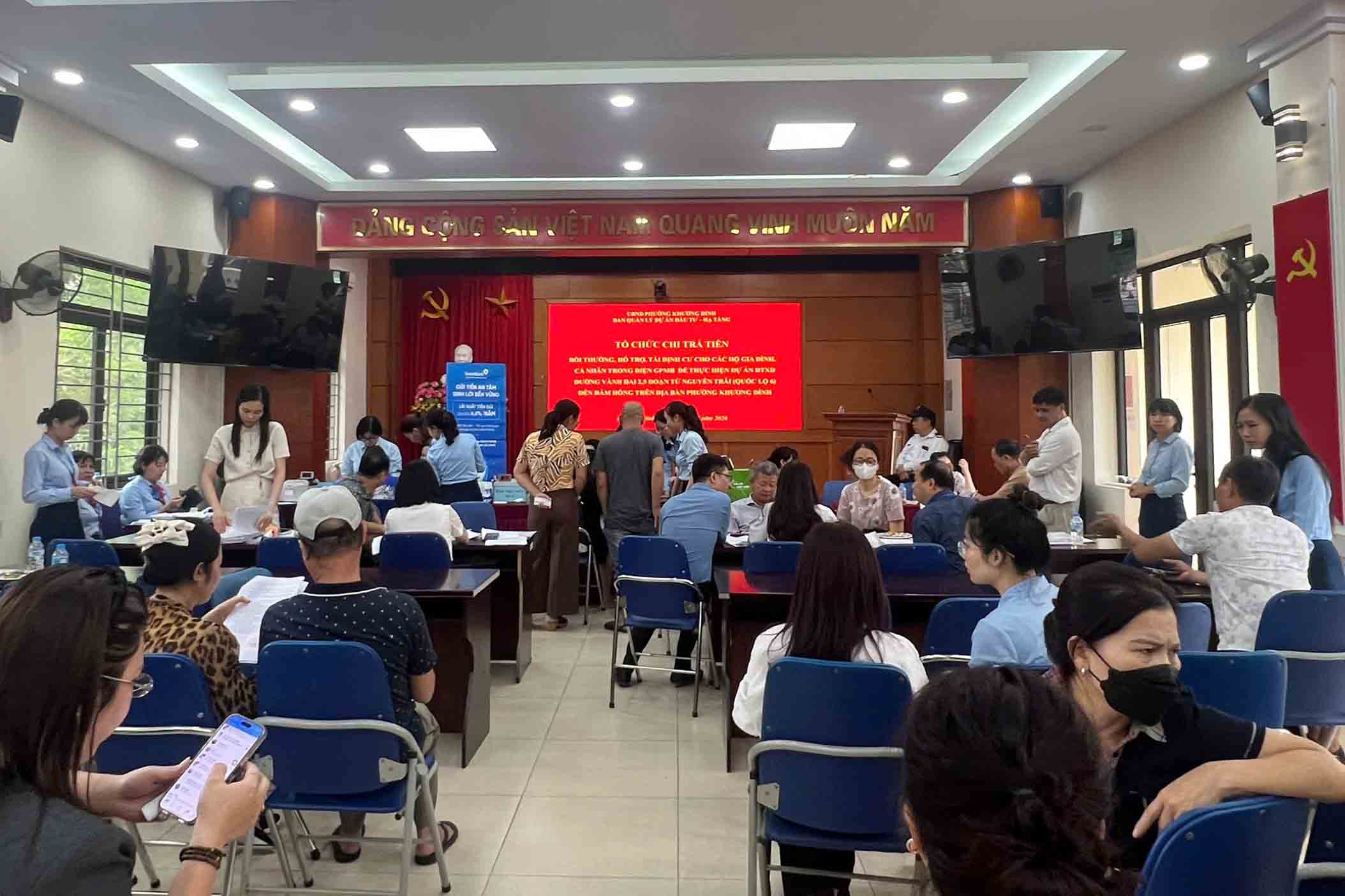Người dân đến trụ sở UBND phường Khương Đình nhận tiền bồi thường, hỗ trợ, tái định cư dự án đường Vành đai 2,5. Ảnh: Phường Khương Đình 