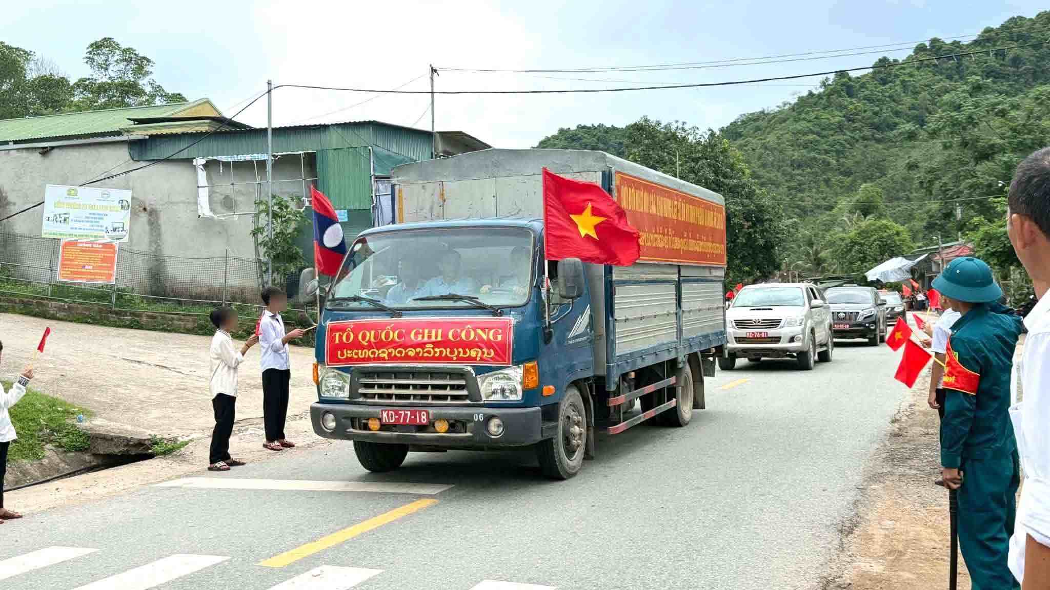 People and students of Nghe An welcome buses carrying the remains of martyrs back to the country. Photo: Ngoc Anh