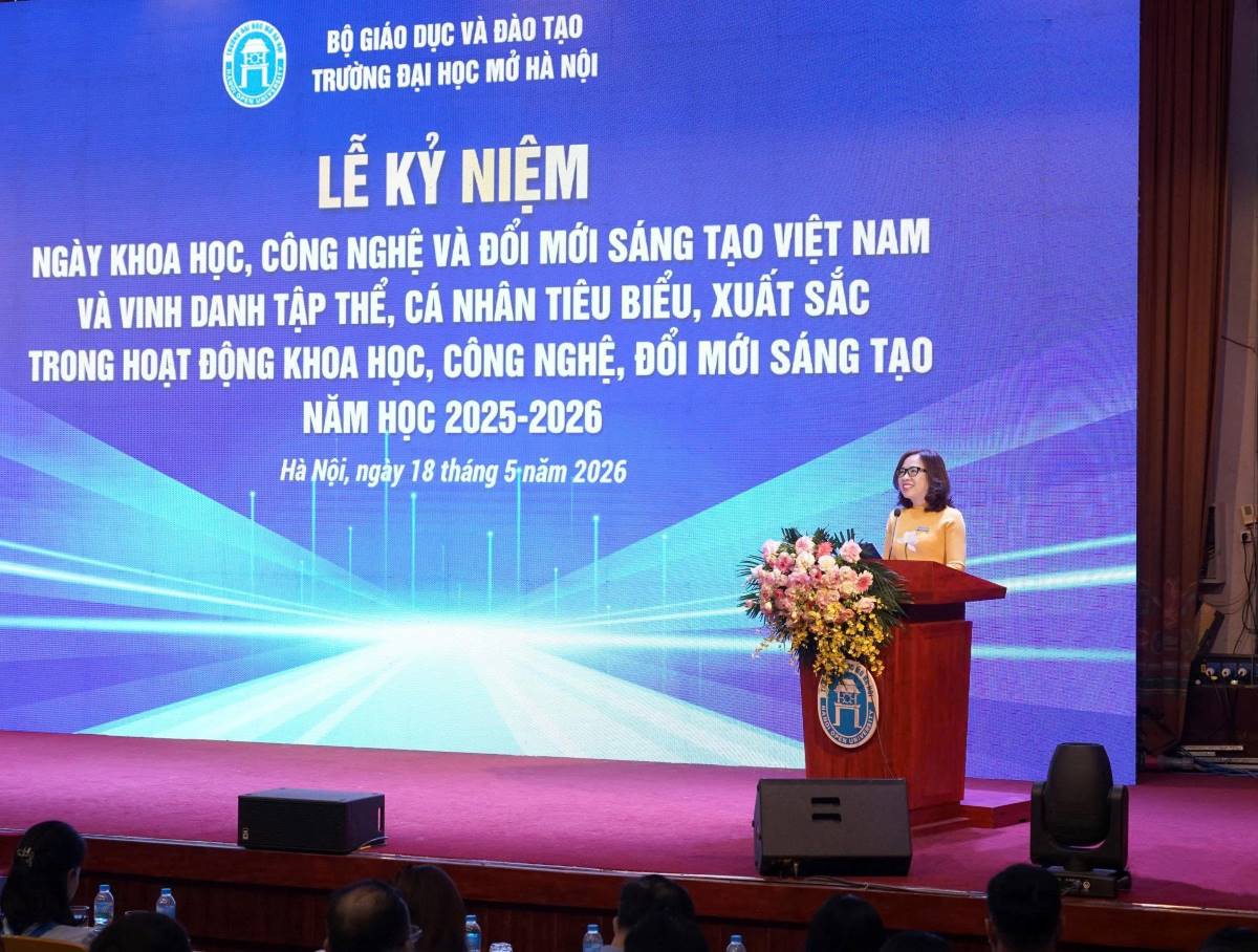 PGS.TS Nguyễn Thị Nhung - Hiệu trưởng Trường Đại học Mở Hà Nội phát biểu tại buổi lễ. Ảnh: BTC