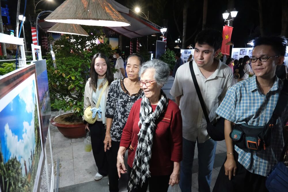 Du khách tham quan khu vực triển lãm tranh ảnh tại Bến Ninh Kiều. Ảnh: Quốc Vinh.