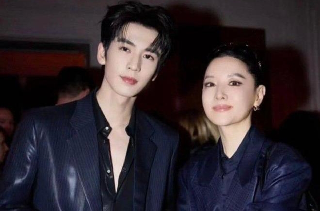 Lee Young Ae asks about Truong Lang Hach's popularity. Photo: VieON