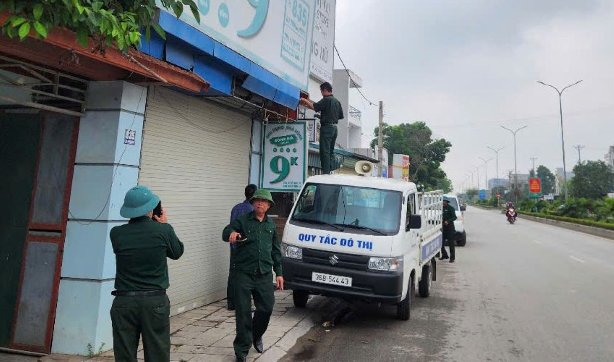 Functional forces of Quang Phu ward remove violation signs to restore urban order in the area. Photo: Tran Lam