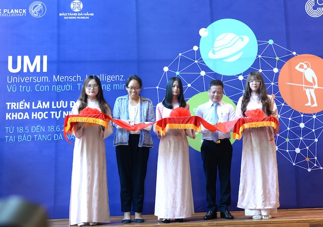 Khai mạc triển lãm. Ảnh: Nguyễn Linh