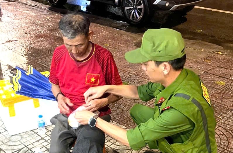113 police support a lost man to return home. Photo: Department of Police for Administrative Management of Social Order