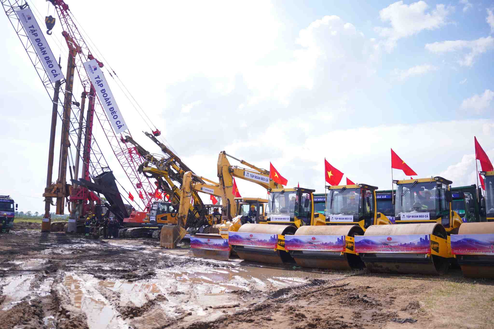Nhà thầu huy động máy móc, phương tiện sẵn sàng thi công cao tốc Vinh - Thanh Thủy. Ảnh: Duy Chương