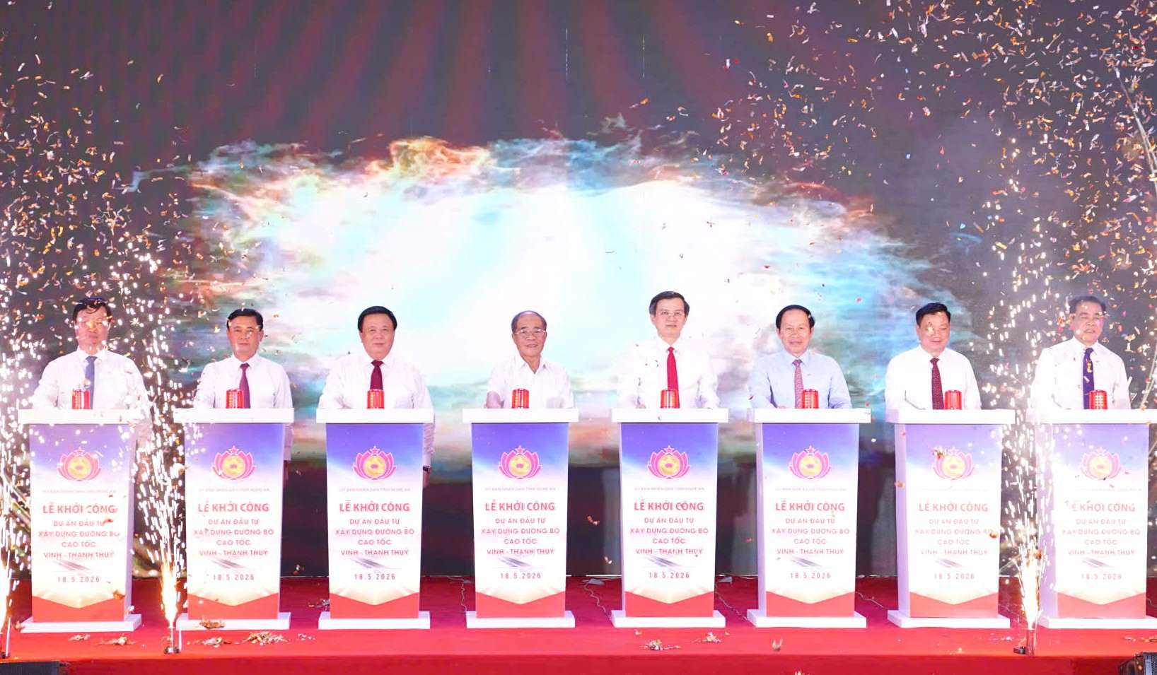 Delegates press the button to start the Vinh - Thanh Thuy expressway construction investment project. Photo: Duy Chuong