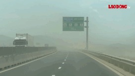 Dust overflows into the Quang Ngai - Hoai Nhon expressway. Photo: Traffic Police Department