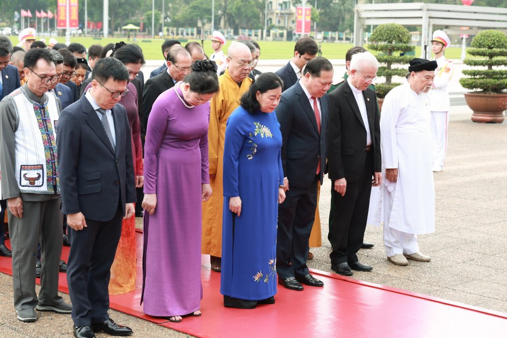 Đoàn đại biểu MTTQ, các đoàn thể Trung ương do bà Bùi Thị Minh Hoài - Ủy viên Bộ Chính trị, Bí thư Trung ương Đảng, Bí thư Đảng ủy MTTQ, các đoàn thể Trung ương, Chủ tịch Ủy ban Trung ương MTTQ Việt Nam làm Trưởng đoàn thành kính tưởng niệm Chủ tịch Hồ Chí Minh. Ảnh: Hải Nguyễn